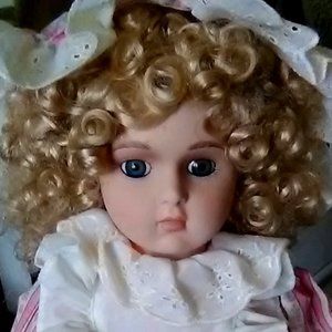 Collectible Doll/Cindy
